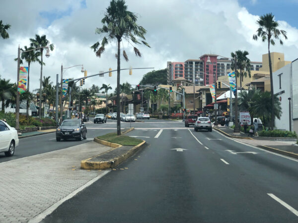 グアムの知っておきたい交通ルール「赤信号時の右折可能編(一部の交差点を除き)」