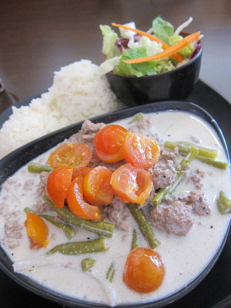 렌터카로 가자! 괌 음식을 맛볼 수 있는 현지 유명 레스토랑 ‘더 카페테리아’